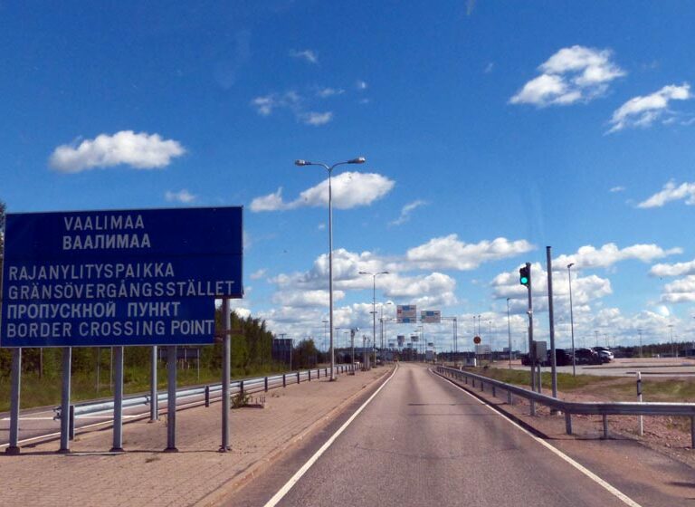 Автомобильная граница России и Финляндии остается закрытой до 14 апреля 2024 года.