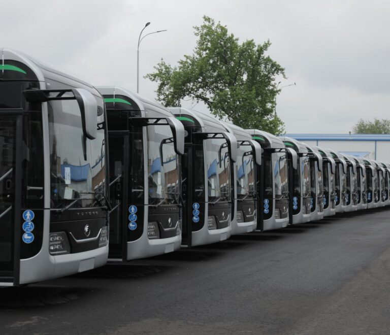 В Узбекистане женщины-водители теперь вправе управлять автобусами и электробусами.