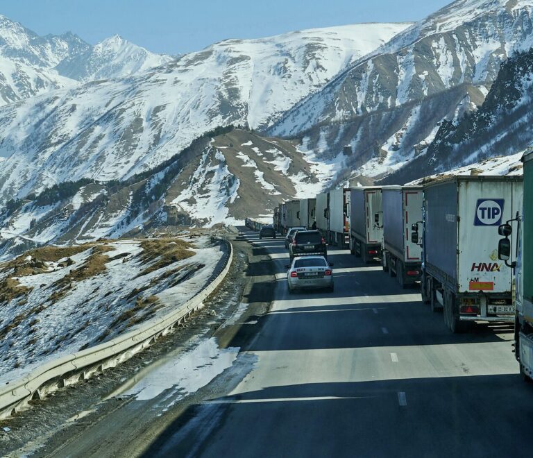 Более 1200 большегрузов скопились на Военно-Грузинской дороге.