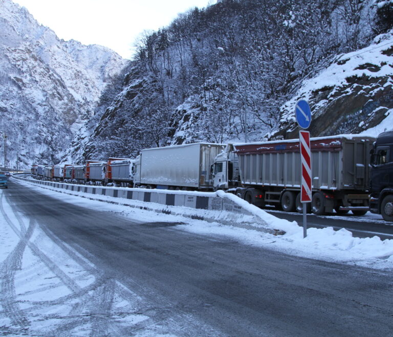 Из-за непогоды уже более недели движение на участке Военно-Грузинской дороги на границе РФ и Грузии периодически закрывается.