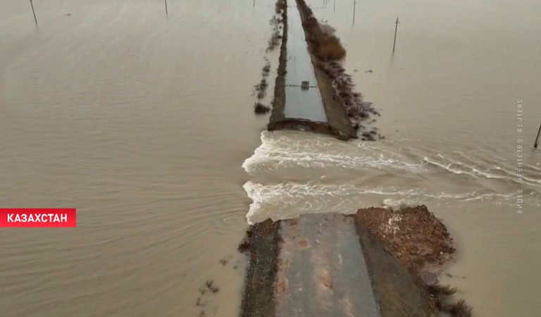В Казахстане из-за паводков закрыли некоторые дороги.