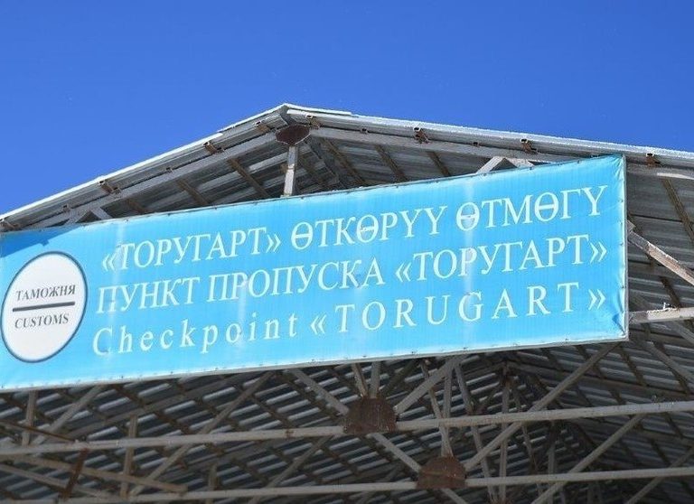 На границе Кыргызстана и Китая внедряют электронную очередь для грузоперевозчиков.