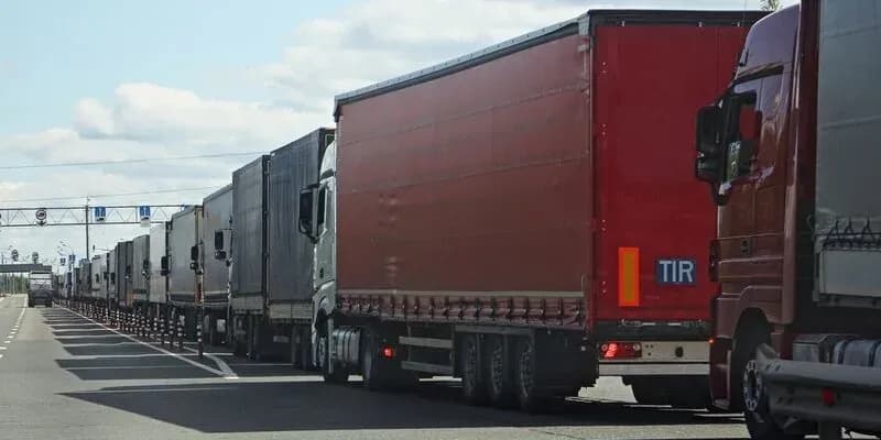 На границе в Западно-Казахстанской области образовалась пробка из 500 грузовиков.