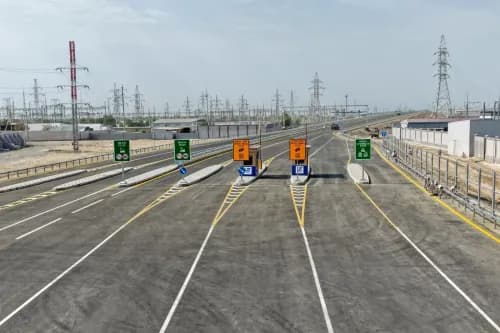 На северо-западе Узбекистана открыли первую платную автомобильную дорогу.
