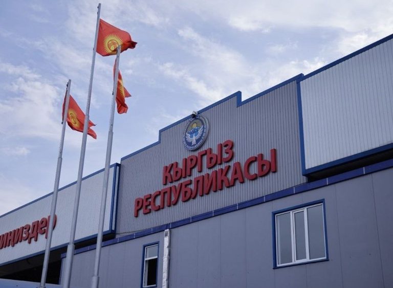 Три КПП на границе Кыргызстана и Узбекистана перешли на круглосуточный режим работы.
